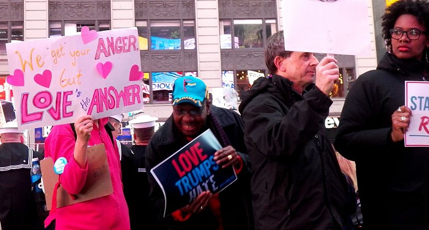 Protest proti Trumpovi "Láska Trumps Hate" mimo Good Morning America