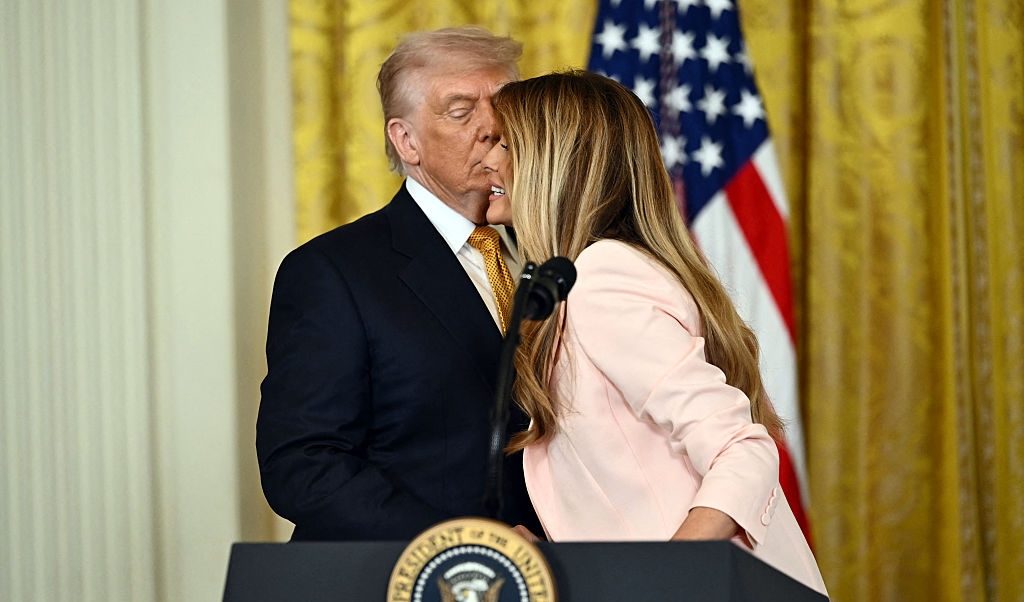 Materstvo ako vlastenecká povinnosť: Nebezpečná politika v pozadí Trumpovej novej správy